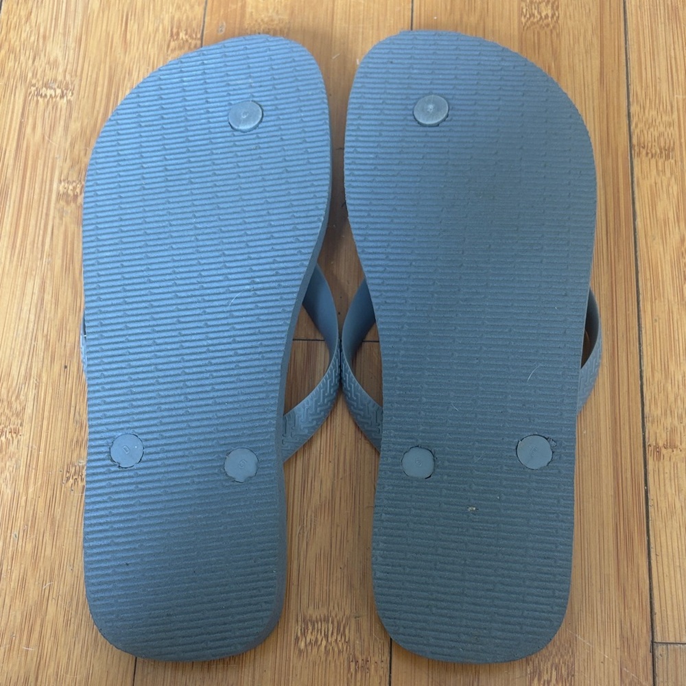 Havaianas Star Wars Stormtrooper Flip Flops - Gray, White & Gold - Picture 4 of 11